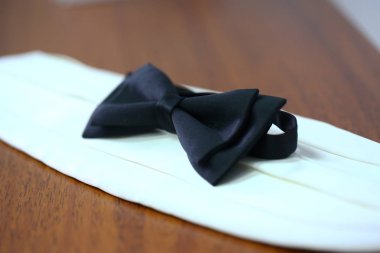 Ahşap masada siyah papyon..