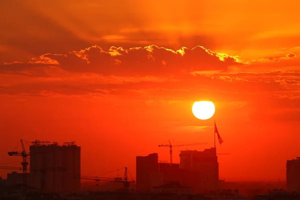 Schöner Sonnenuntergang Über Der Stadt Mit Gebäudesilhouetten — Stockfoto