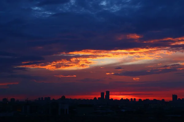 Cielo Rojo Atardecer Sobre Edificios Modernos Ciudad —  Fotos de Stock