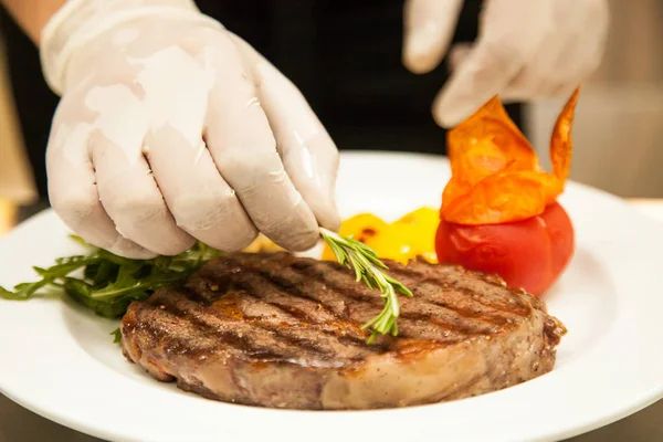 Koch Mit Gebratenem Fleisch Auf Teller — Stockfoto