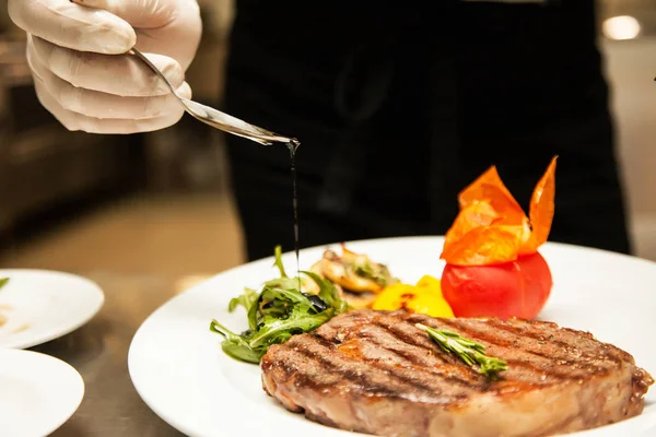 Chef Kok Met Gebakken Vlees Plaat — Stockfoto