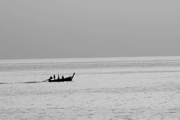 Barco Pesca Con Los Pescadores Agua Mar Blanco Negro — Foto de Stock