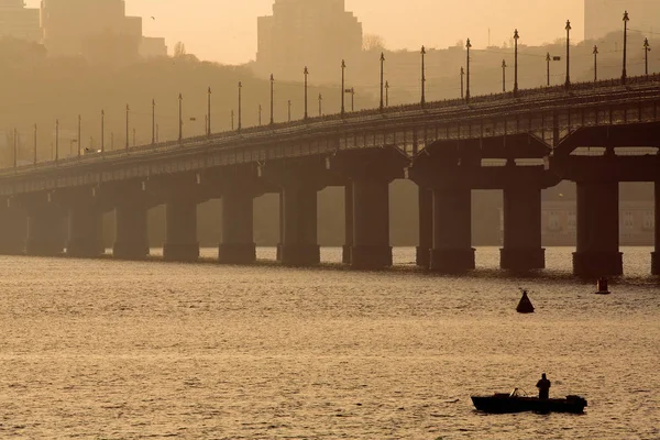 Ponte Urbana Silhueta Pescador Barco Água Rio Dnipro Paisagem Urbana — Fotografia de Stock