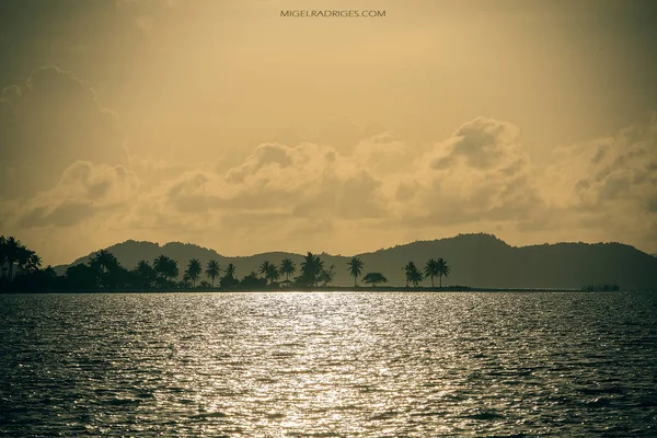 Vista Del Bellissimo Tramonto Arancione Sul Mare — Foto Stock