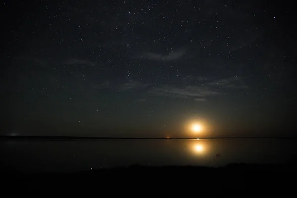 Blick Auf Den Nachthimmel Mit Leuchtenden Sternen Und Meer — Stockfoto