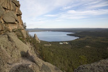 yeşil ağaçlar ve göl ile güzel dağların görünümü