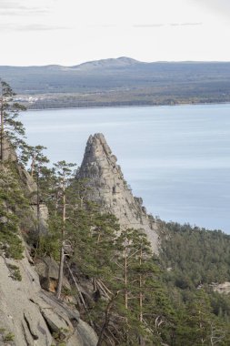 yeşil ağaçlar ve göl ile güzel dağların görünümü