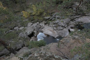 yeşil ağaçlar ve nehir ile güzel dağların görünümü