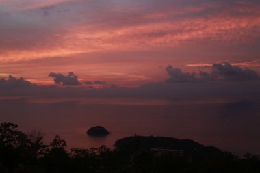 deniz üzerinde güzel turuncu gün batımı görünümü