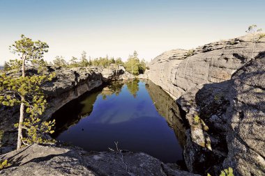 yeşil ağaçlar ve nehir ile güzel dağların görünümü