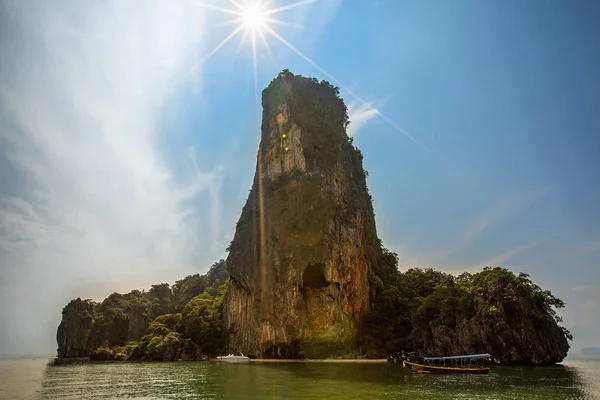 Vista Mar Belas Montanhas Com Barco Tailândia — Fotografia de Stock