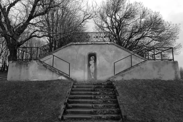 Uma Escada Velha Com Uma Escultura Uma Mulher Cidade Lviv — Fotografia de Stock