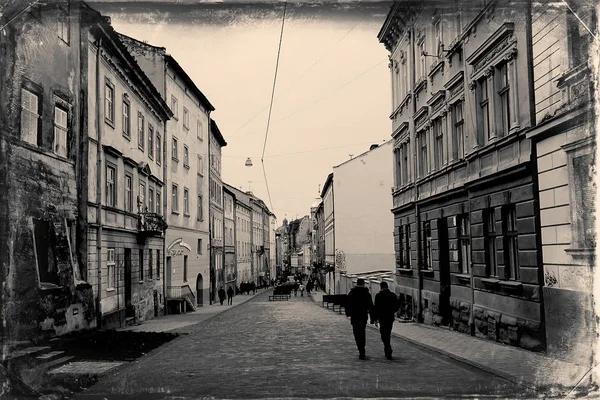Vintage Αναζητούν Φωτογραφία Της Πόλης Lviv Ζευγάρι Περπατά Στο Δρόμο Φωτογραφία Αρχείου