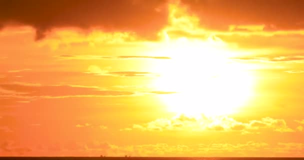 Scenic Sunset Moving Dark Clouds Ocean Horizon Two Ships Passing — Vídeo de stock