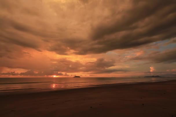 Pôr Sol Panorâmico Com Nuvens Escuras Movimento Sobre Oceano Praia — Vídeo de Stock