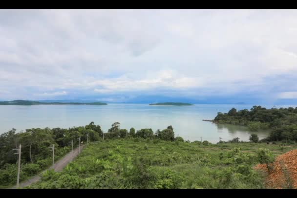 Carretera Que Conduce Costa Tropical Con Paisajes Mar Hierba Árboles — Vídeo de stock