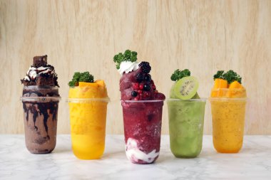 meyve kuyruğu ahşap arka planda