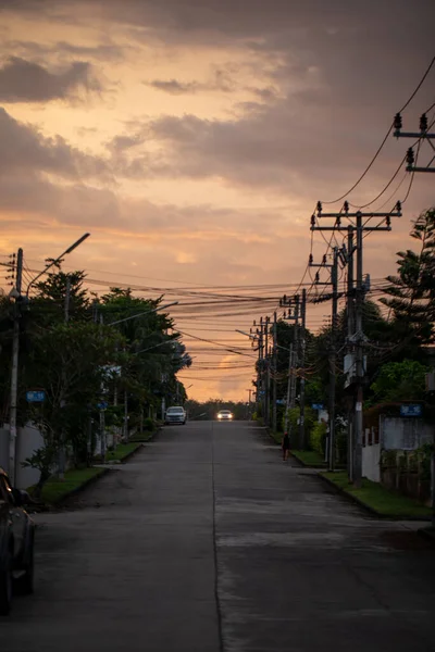 Hermosas Vistas Sobre Una Pequeña Carretera Ciudad Con Magnífico Cielo Fotos De Stock