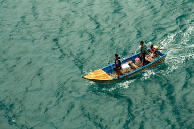 Denizdeki bir teknede balıkçılar.