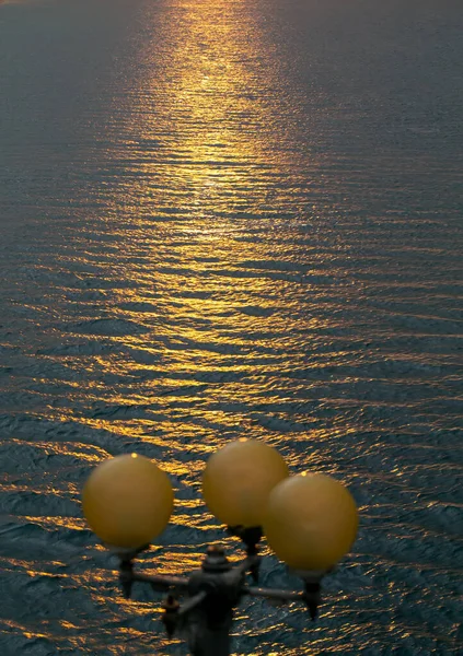 Lanterna Amarela Fundo Mar Azul — Fotografia de Stock