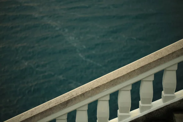 Denizin Arka Planındaki Merdivenler — Stok fotoğraf