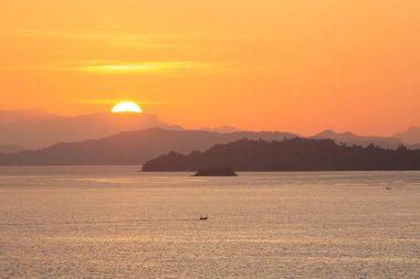 Şafak söktü denizdeki dağların üzerinden