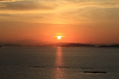 Şafak söktü denizdeki dağların üzerinden