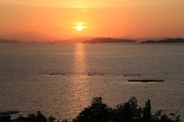 Şafak söktü denizdeki dağların üzerinden