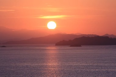 Şafak söktü denizdeki dağların üzerinden