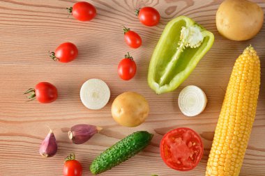 Sebze kümesi üzerinde ahşap bir masa hazır. Düz yatıyordu, en iyi görünüm. Metin için boş alan.