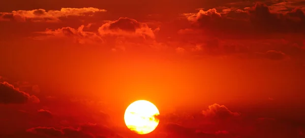 Schöner Sonnenaufgang Und Bewölkter Himmel Breites Foto — Stockfoto