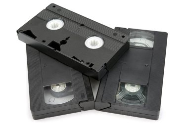 VHS video kaseti beyaz arkaplanda izole edildi.