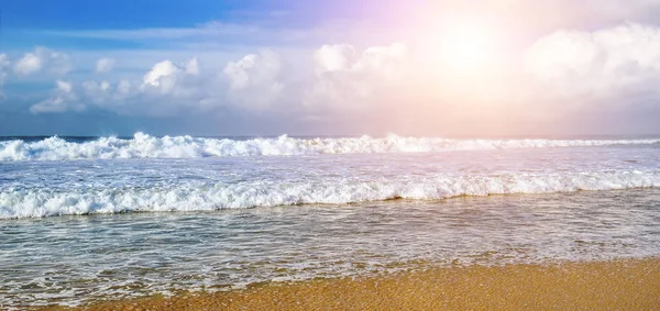 Hermoso Paisaje Marino Sol Fondo Del Cielo Azul Foto Amplia —  Fotos de Stock