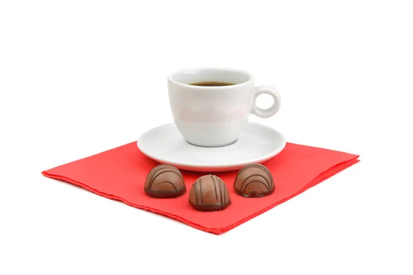 Eine Tasse Kaffee Und Schokoladenbonbons Auf Einer Roten Papierserviette Auf — Stockfoto