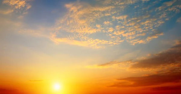 Облачное Небо Яркий Восход Солнца Над Горизонтом Широкое Фото — стоковое фото
