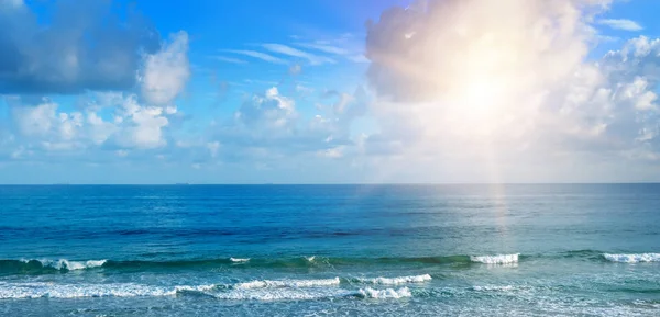 Hermoso Paisaje Marino Sol Fondo Del Cielo Azul Costa Del —  Fotos de Stock