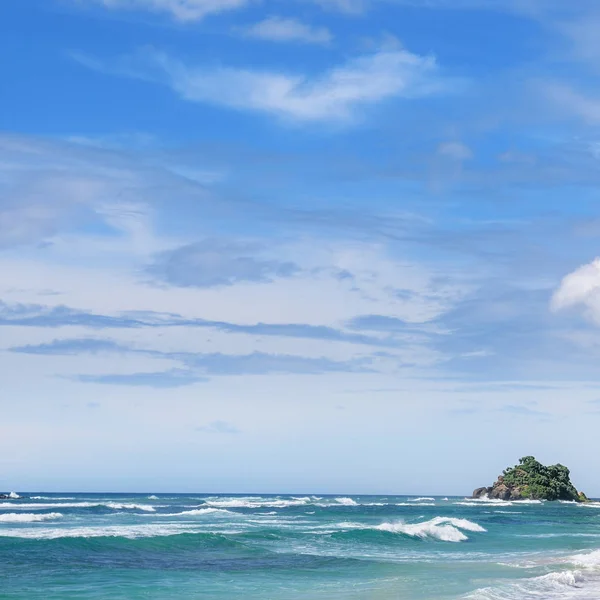 Oceano Praia Pitoresca Céu Azul Linha Costeira Sri Lanka — Fotografia de Stock