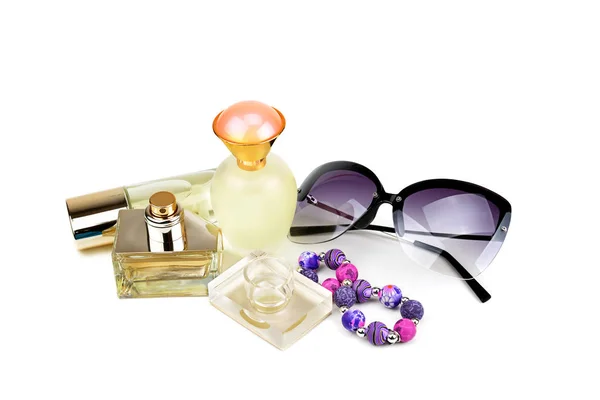 香水瓶 太阳镜和手镯在白色背景下隔离 时尚女装配件 — 图库照片