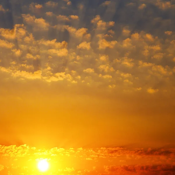 Céu Nublado Nascer Sol Brilhante Sobre Horizonte — Fotografia de Stock