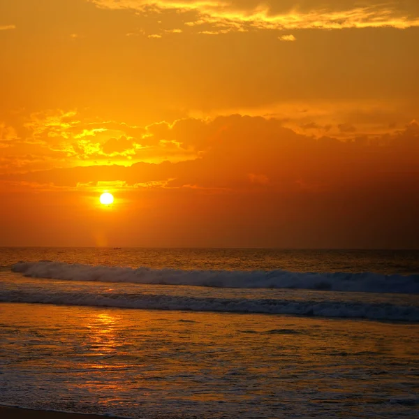 Stranden Oceanen Och Gyllene Solen Stiga Ljusa Vackra Bakgrund — Stockfoto