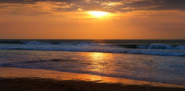Altın güneşin doğuşunu ve okyanus plaj. Parlak güzel arka plan. Geniş fotoğraf.