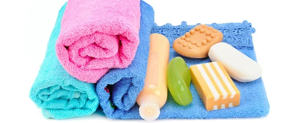 Toalhas Algodão Sabão Cosmético Shampoo Isolado Fundo Branco Ampla Foto — Fotografia de Stock