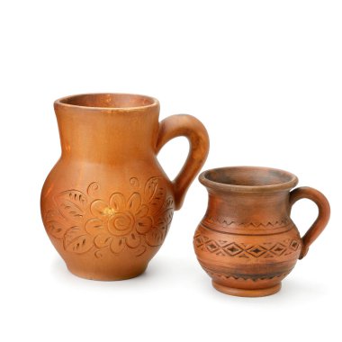 Eski seramik tencere ve kupa seti - beyaz arka planda izole mutfak retro ekipmanları.