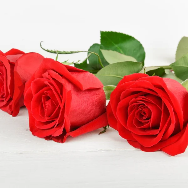 Schöne Rote Rosen Auf Weißem Holzgrund Flache Lage Draufsicht — Stockfoto