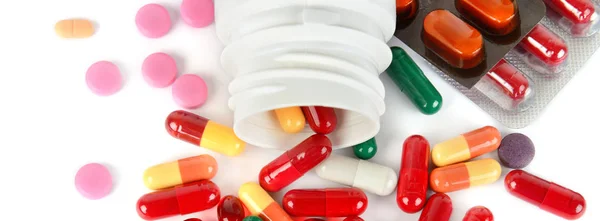 Comprimidos Comprimidos Cápsulas Medicamentos Variados Isolados Sobre Fundo Branco Deitado — Fotografia de Stock