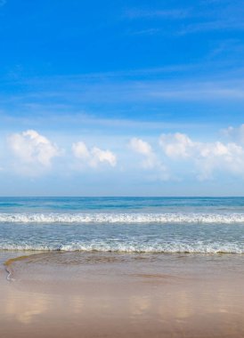 Hint Okyanusu'nun ıssız kumsalı. Mavi gökyüzü, pitoresk cumulus bulutları.