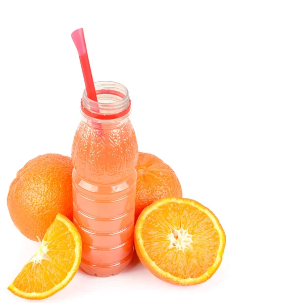 Fruto Naranja Una Botella Con Jugo Aislado Sobre Fondo Blanco — Foto de Stock