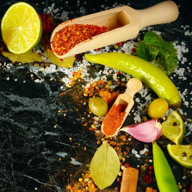 Çeşitli baharatlar ve otlar mutfak masasında. Düz yatıyordu, en iyi görünüm. Metin için boş alan.