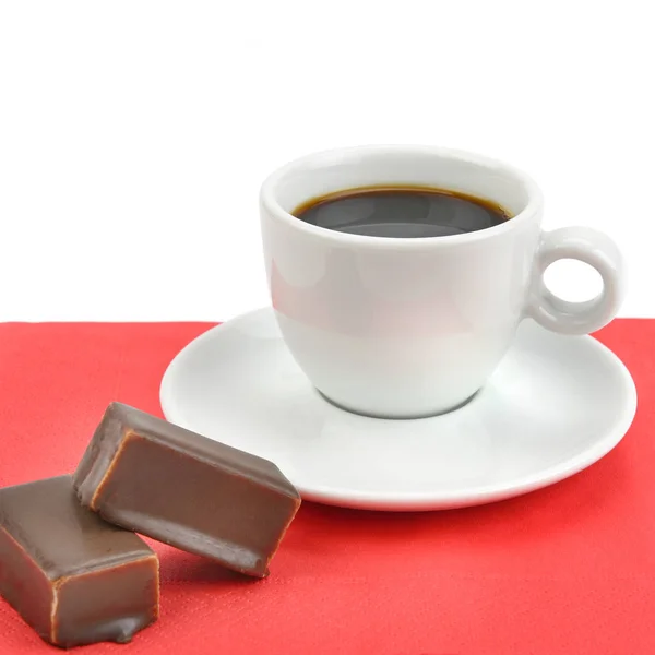 Uma Xícara Café Doces Chocolate Guardanapo Papel Vermelho Isolado Fundo — Fotografia de Stock