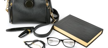 Kadınlar için şık set aksesuar. Çanta, Gözlük, kitap, kozmetik ve boncuk beyaz arka plan üzerinde geniş fotoğraf izole.